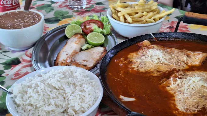 Refeição servida no Oásis Parque