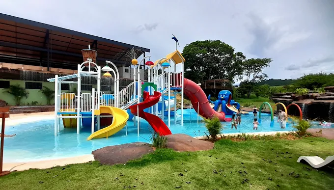 Piscinas e diversão no parque