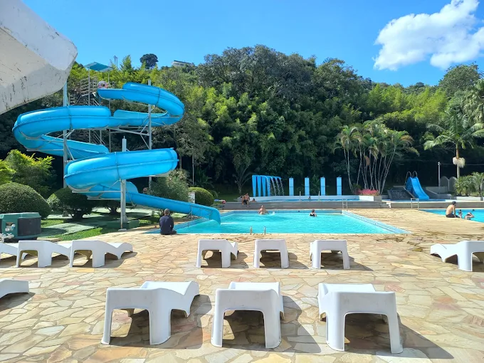 Piscinas e toboágua